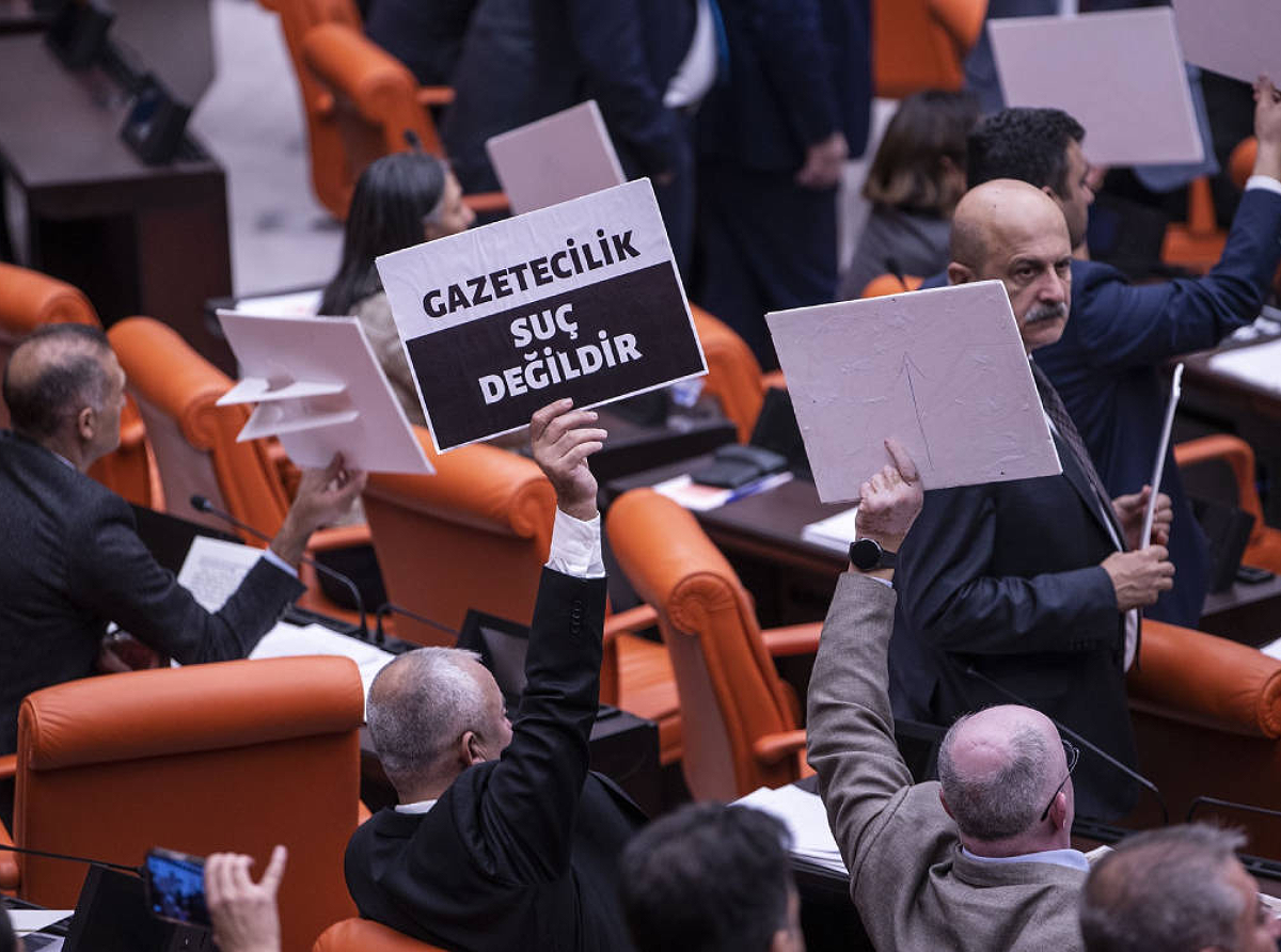 AYM, &quot;halkı yanıltıcı bilgiyi alenen yayma&quot; suçuna hapis öngören düzenlemenin iptal istemini görüşecek